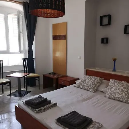 Gostinjska kuća Main Bus Station 3*