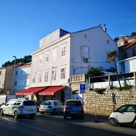 Gostinjska kuća Main Bus Station 3*